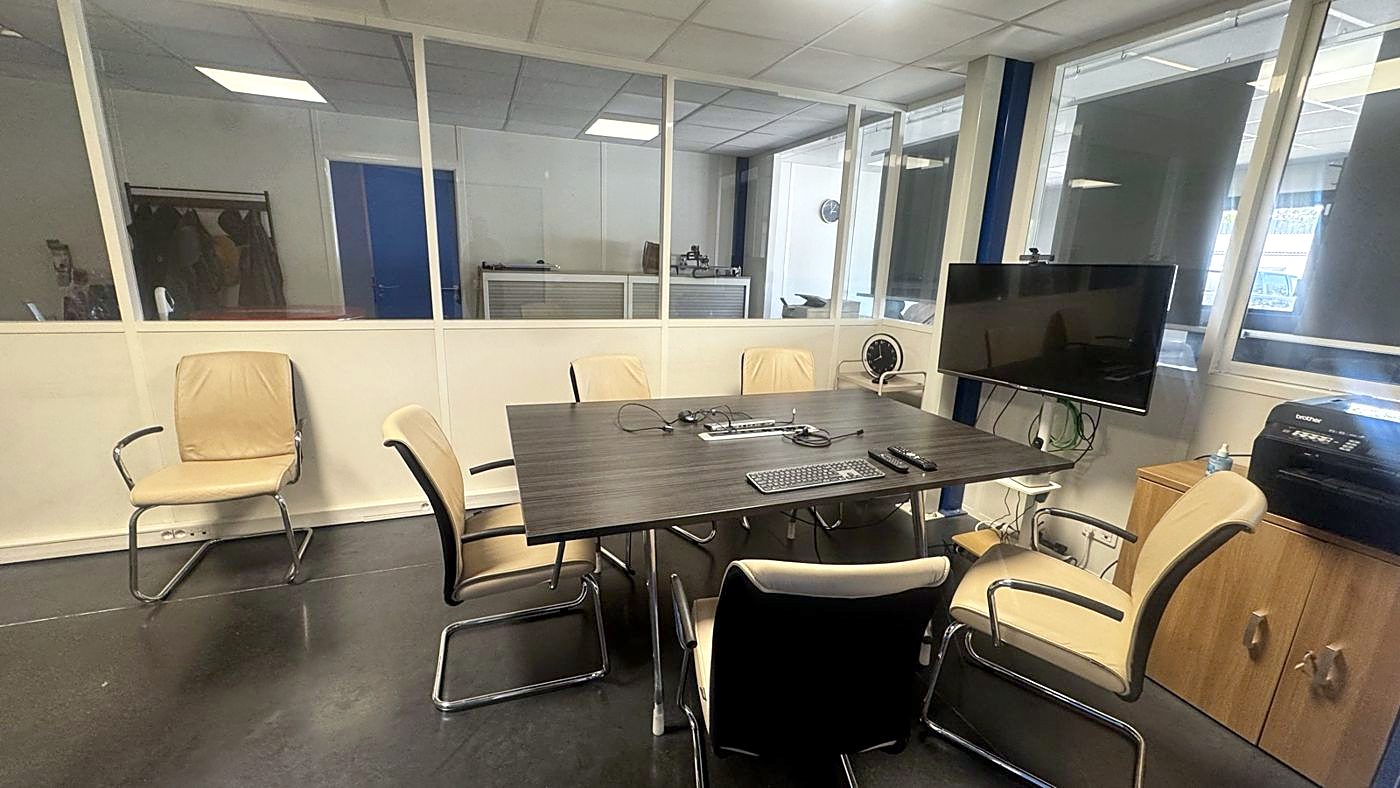 Salle de 5 places avec écran